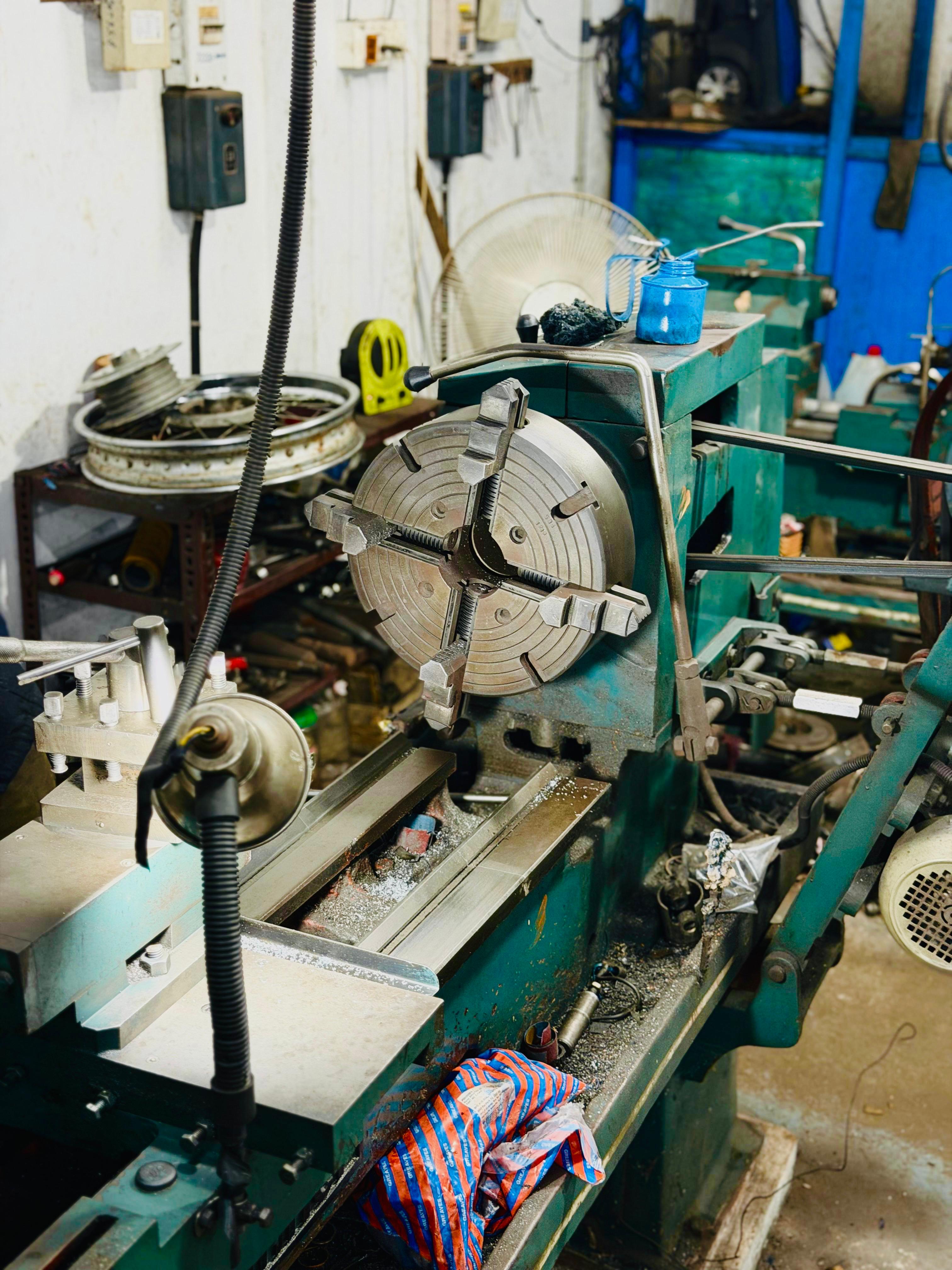 Heavy-duty lathe machine used for precision automobile machining